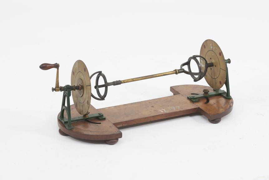 Double Hooke's joint with graduated disc