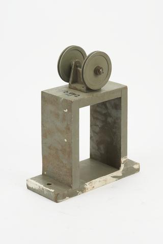 Double pulley on wooden stand