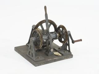 Model of reversing motion by clutch and bevel wheels