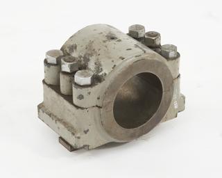 Split bearing housing to carry tail of workpieces