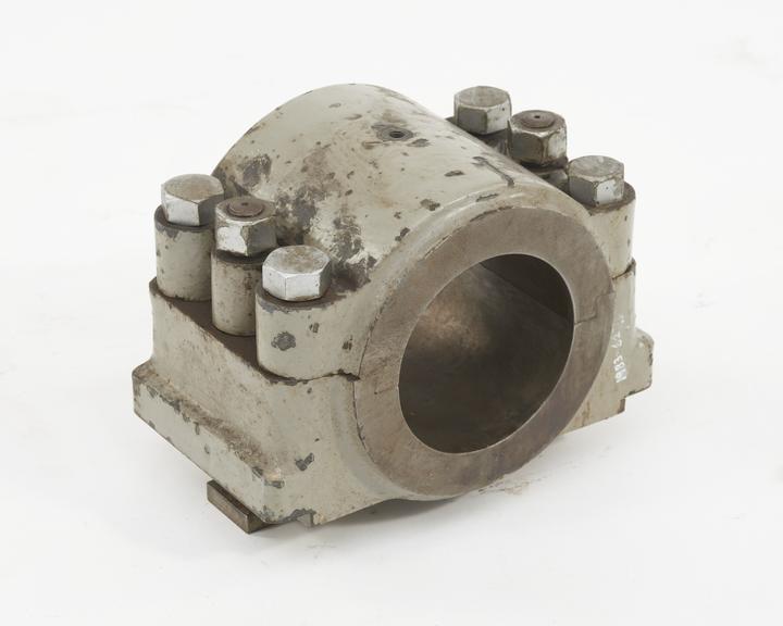 Split bearing housing to carry tail of workpieces