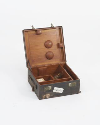 Box for Mintrop refraction field seismograph with recording apparatus, for geophysical prospecting