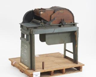Hand cranked carding machine
