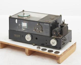 Infrared spectrophotometer component with motor