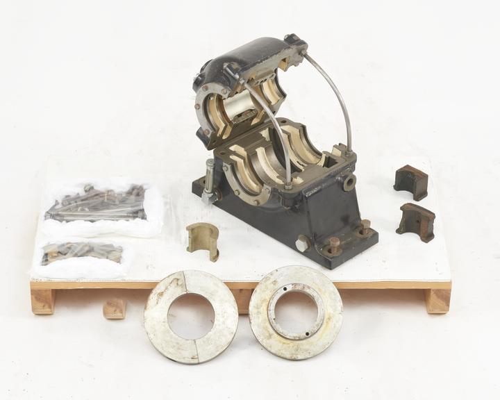 Combined thrust and journal bearing