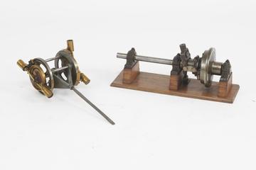 Mechanism support and manual drive pulley lacks hand winch