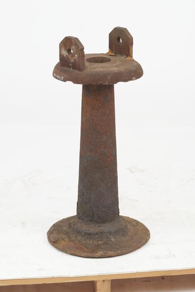 Iron column with 2 perforated lugs at the top