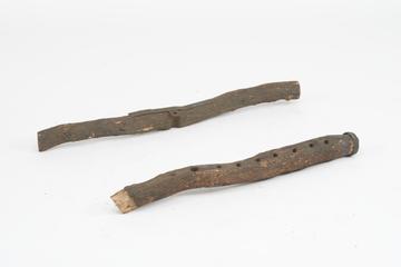 2 wooden screw supports