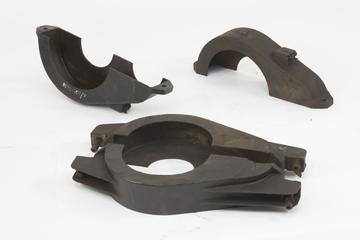 Four cast-iron wheel guards ( 2 parts)