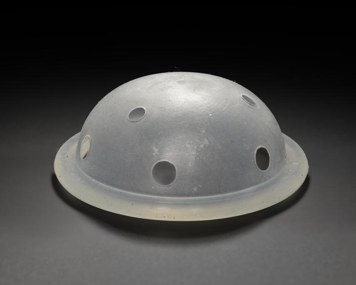Retention device for INVOcell embryo culture device for IVF