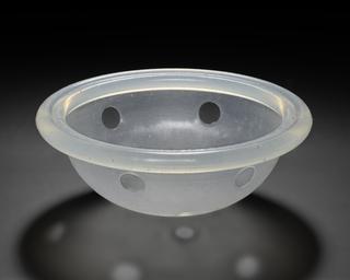 Retention device for INVOcell embryo culture device for IVF