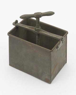Meat press comprising a rectangular container, yoke, screw, plate and handle