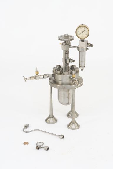 High pressure laboratory autoclave with oil gland