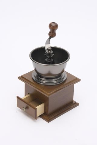 Hand-operated coffee bean grinder