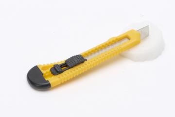 Retractable blade knife from a general-purpose handyman's kit