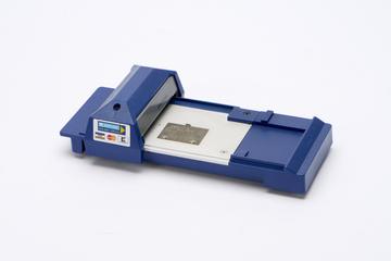 Payment card manual imprinter