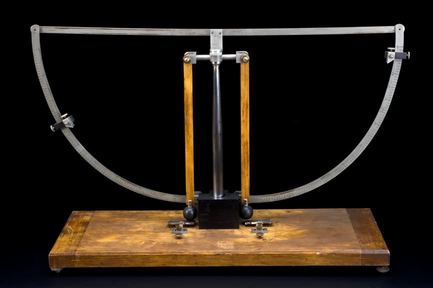 Fechner's double sound pendulum for testing aural