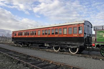 Tri-composite railway carriage