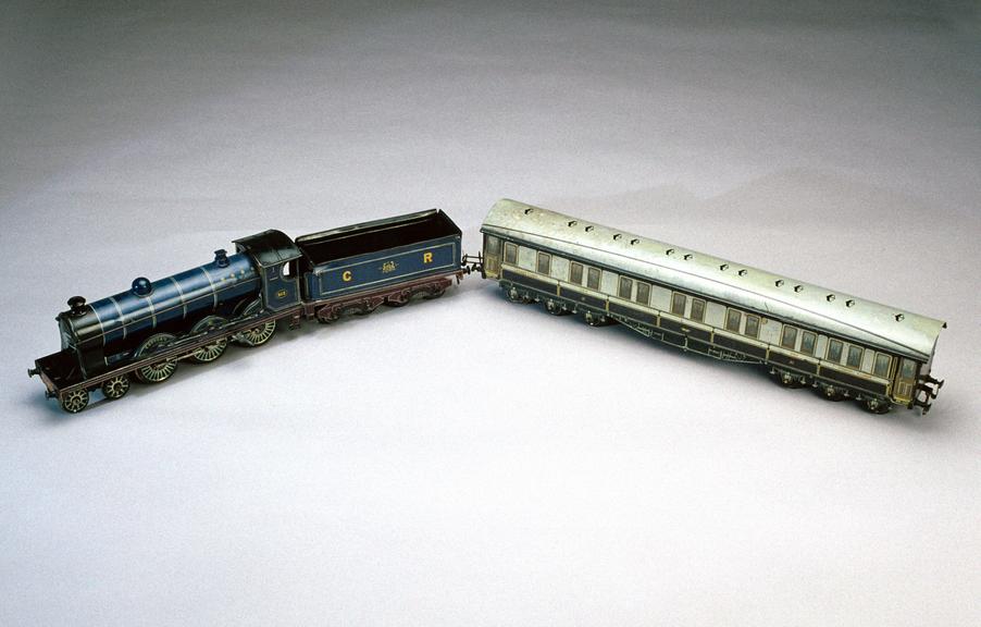 Model steam locomotive and model railway carriage